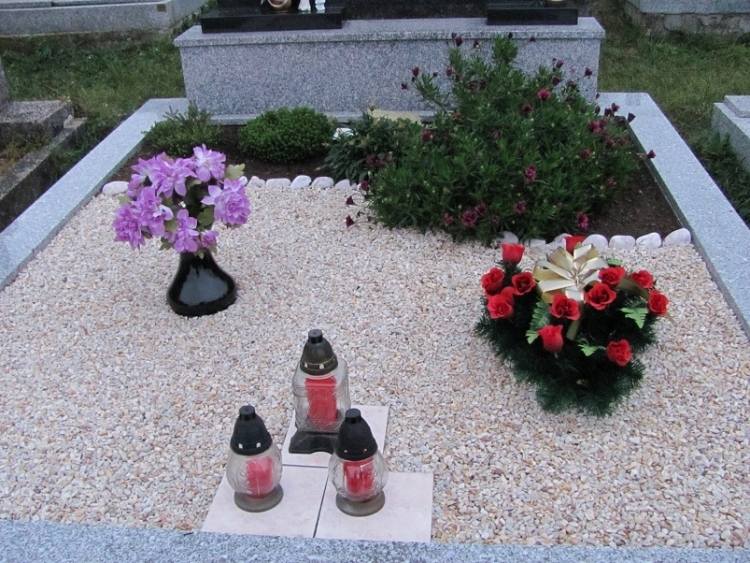 Okrasný štrk v bielych a malých kríkoch je tiež dobrou voľbou nenáročná starostlivosť-hrob-výsadba-okrasný štrk-biela-repa hraničné kamene-zemný kryt-ker