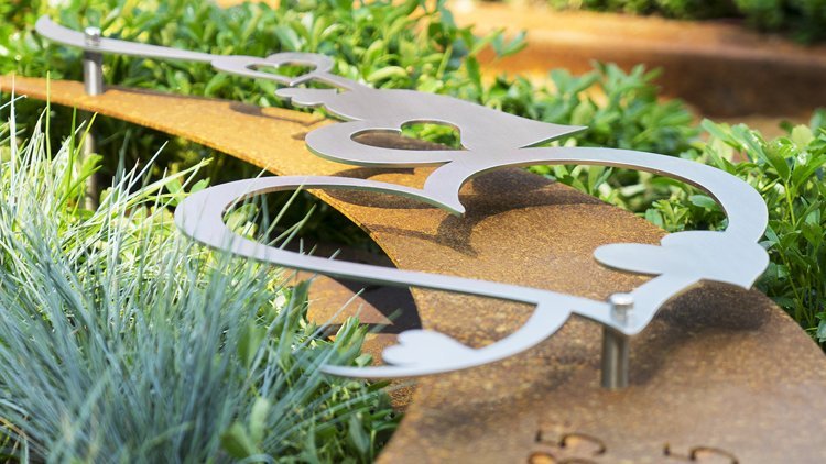 Ľahko udržiavateľné hrobové diely z hrdzavého plechu