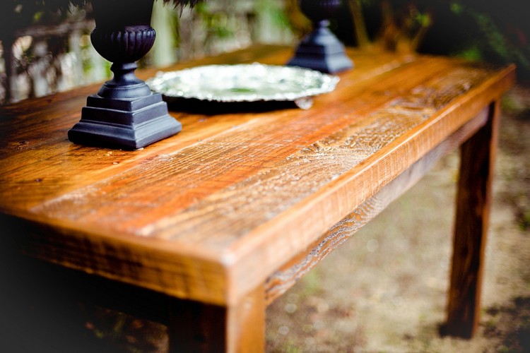 tipy na ošetrovanie-olejovaný-masív-drevený-nábytok-jedálenský-stôl-oprava povrchu