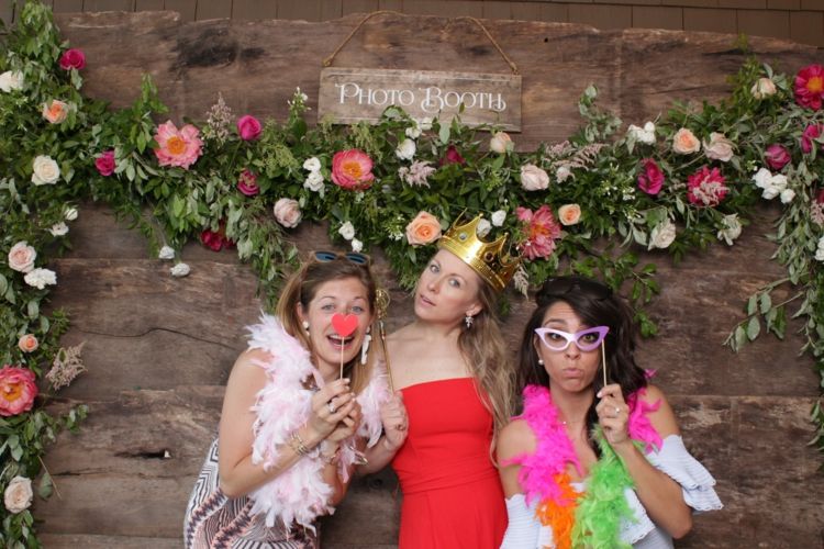 svadobná fotografia rohový tvar pozadia stena kvety doplnky