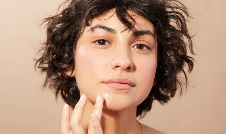 Kožné defekty na brade sú zvyčajne spôsobené hormonálnymi zmenami počas tohto obdobia