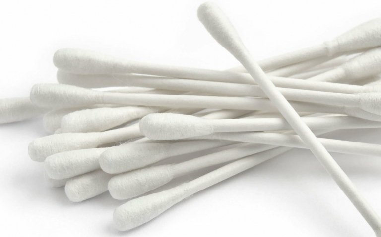 Na pupienok naneste vatovým tampónom olej z čajovníka, ktorý zničí baktérie v hrbolčeku