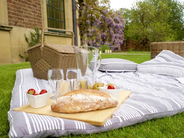 Užite si v lete piknik vonku piknik-nápady-recepty-leto-park-deka