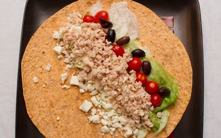 Zábal plnený feta, kura, olivy, cherry paradajky piknik-recepty-grécky wrap-feta-kura-olivy-cherry paradajky
