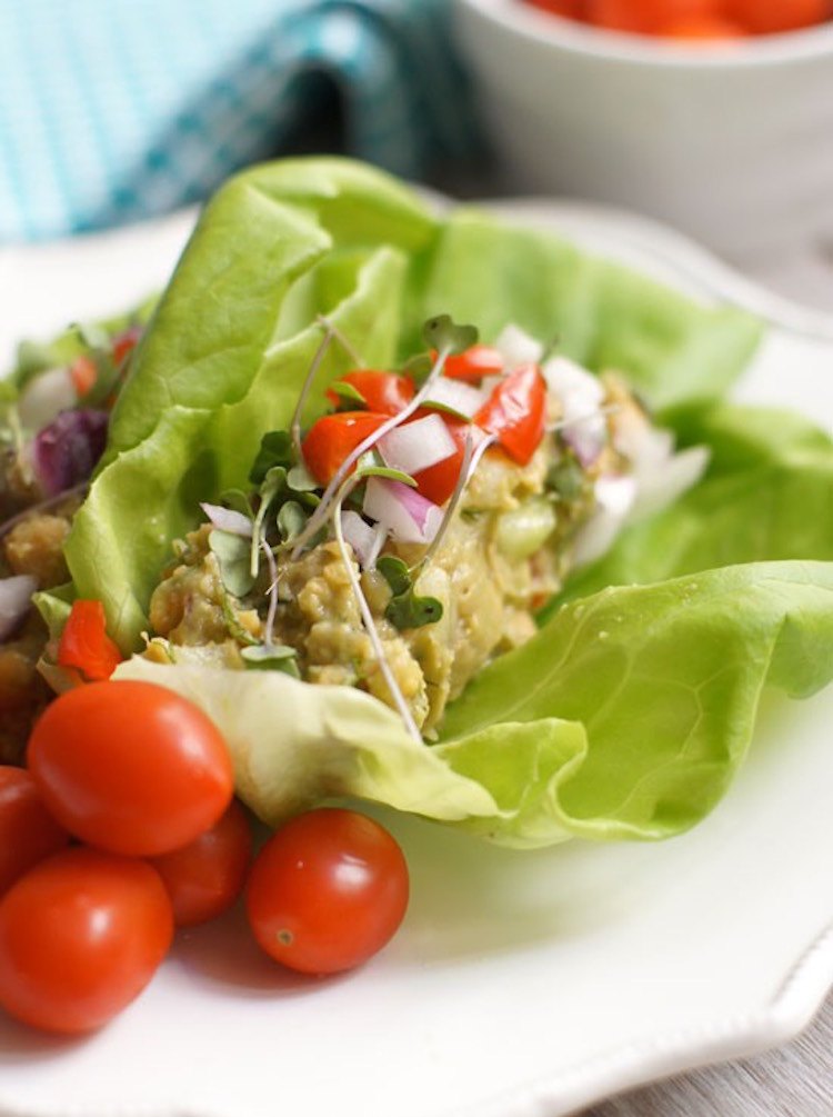 Avokádový a cícerový šalát podávajte v ľadovom liste recepty na piknik-návrh na servírovanie-šalát-avokádo-cícer