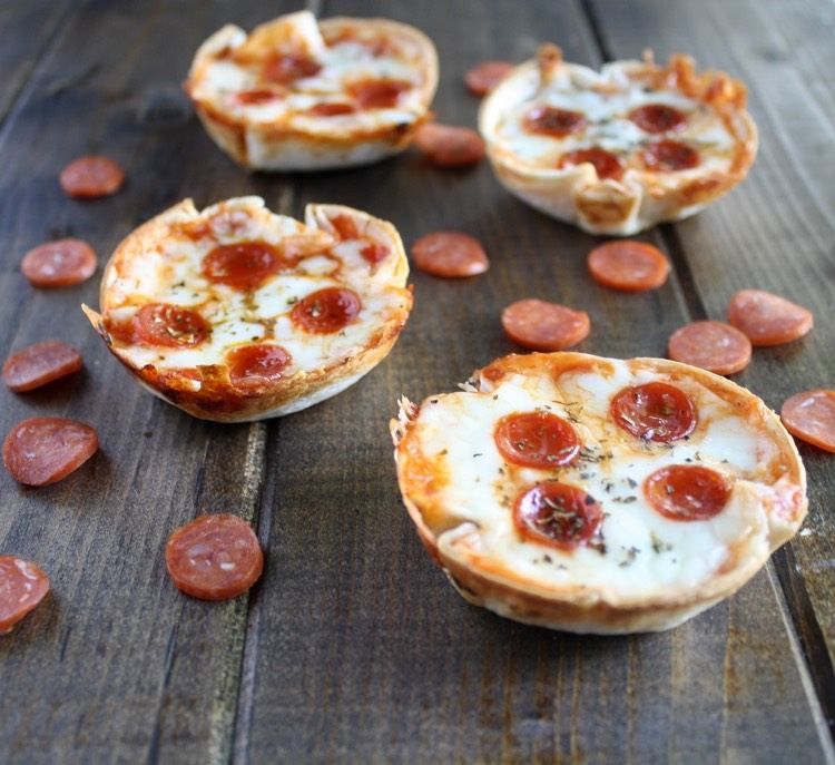 Mini pizze v muffinovej forme s tortillovým základom piknik-recepty-deti-pizza-tortilla-kôrka