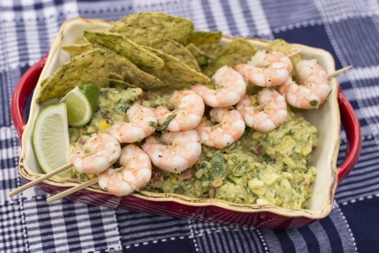 Quacamole s tortillovými lupienkami a špízmi z kreviet piknik-recepty-milovníci-romantické-krevety-špízy