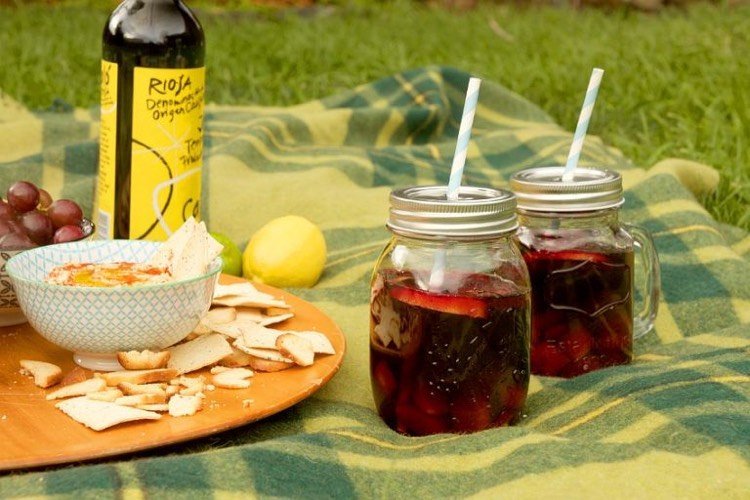 romantický piknik pre dvoch - domáca sangria piknik-recepty-dva-v-zaľúbení-sangria-ovocie-pohár na víno