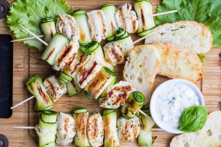 Cuketové slimáky a grilované kura na špajdle piknik-recepty-špajle-kura-cuketa-tzatziki-omáčka-chlieb