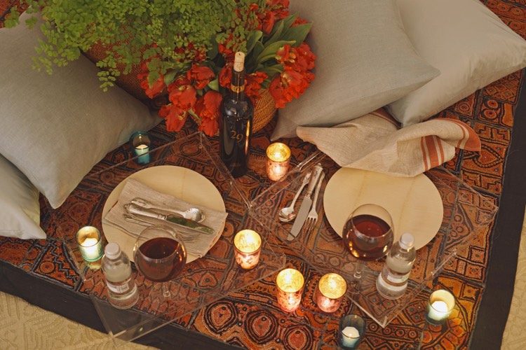 Užite si piknik doma na Valentína piknik-valentínsky-deň-milenci-zima-domáci-čajové svetlá-víno-vankúš-kvety