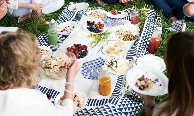 Užite si piknik s priateľmi vonku Piknikové recepty finger food-nápady-priatelia-cestoviny-šalát-ovocie-dipy-olivy