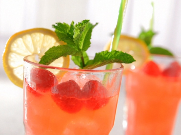 osviežujúci letný nápoj Recepty na piknik -príslušenstvo-malinová-limonádová-nápoj-osviežujúca-kocky ľadu-slama-mäta-citrón