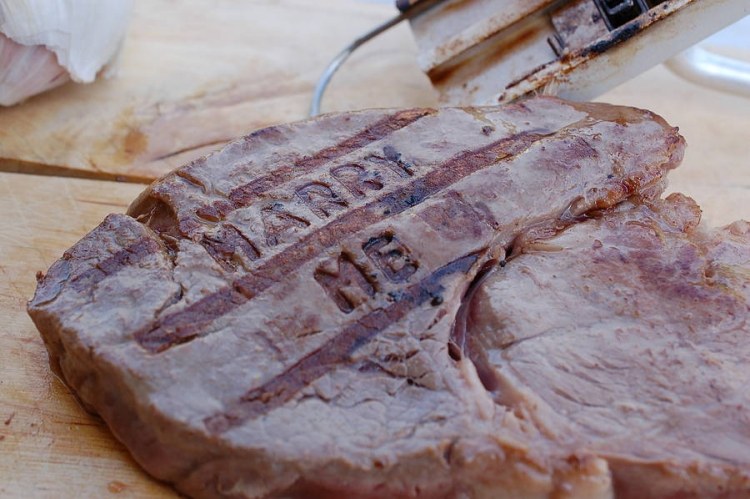 Merry Me on steak - prečo nie? piknik-recepty-doplnky-steak-grilované-mäso-personalizácia-písmená-písanie-písmená