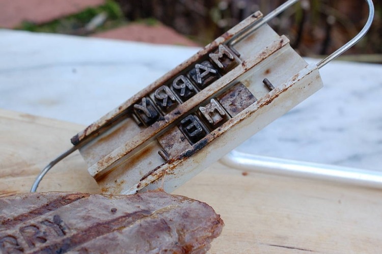 romantická nálada je možná aj pri grilovaní piknik-recepty-doplnky-branding-železo-písmená-personalizácia-grilované mäso