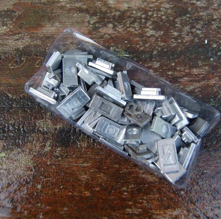 Kovové písmená pre vtipnú značku na steaky piknik-recepty-doplnky-branding-železo-písmená-kovové-súčiastky-drevo