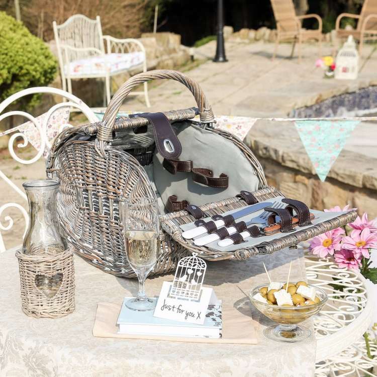 Piknikový kôš so všetkým, čo dvaja ľudia potrebujú Recepty na piknik -príslušenstvo-košík-ratanový vrkoč-dve-výbava-romantika