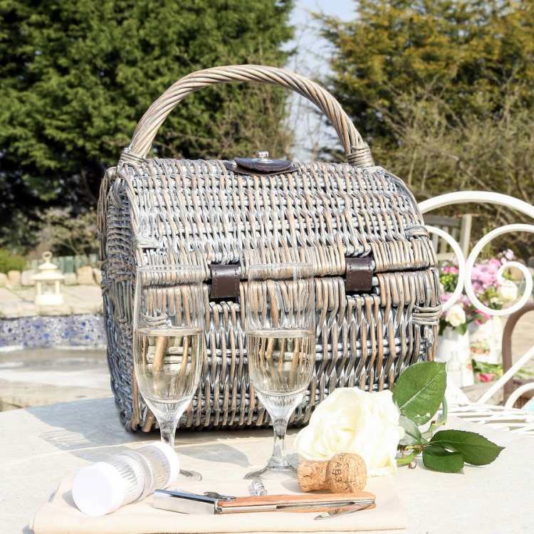 vytvorte romantickú náladu na piknik pre dvoch piknik-recepty-doplnky-košík-okrúhle-prútené-ratanové-dva-poháre na šampanské