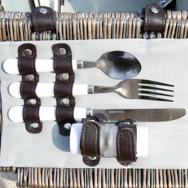 Chýbať by nemal ani mlynček na korenie a soľnička piknik-recepty-príslušenstvo-košík-ratanový príbor-soľ-korenie-kryt