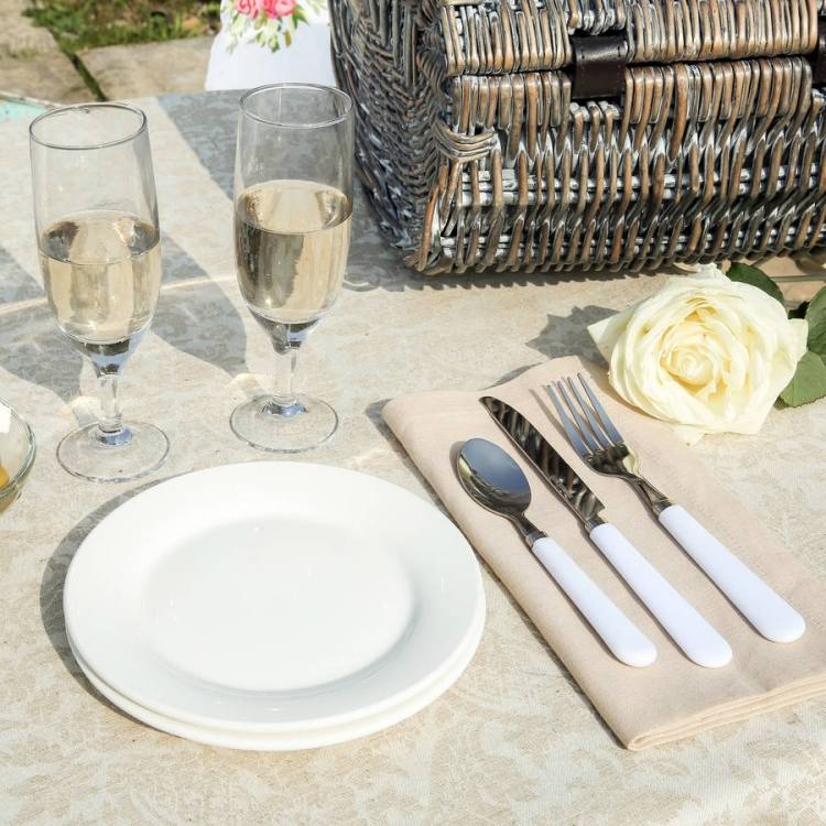 Poháre, príbory a riad pre dve osoby piknik-recepty-doplnky-košík-ratan-príbor-riady-dva-poháre-sekt