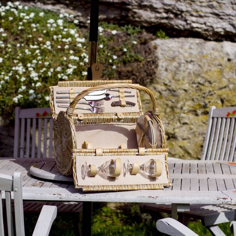 rôzne verzie klasického variantu Recepty na piknik -príslušenstvo-košík-ratan-okrúhle-dva-poháre-príbory-riad