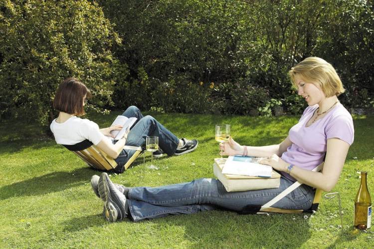 je jednoducho skvelé, keď sa dá na lúke sedieť skutočne pohodlne piknik-recepty-doplnky-skladacia-stolicka-ergolife-design-dreva-jednoduche-funkcne