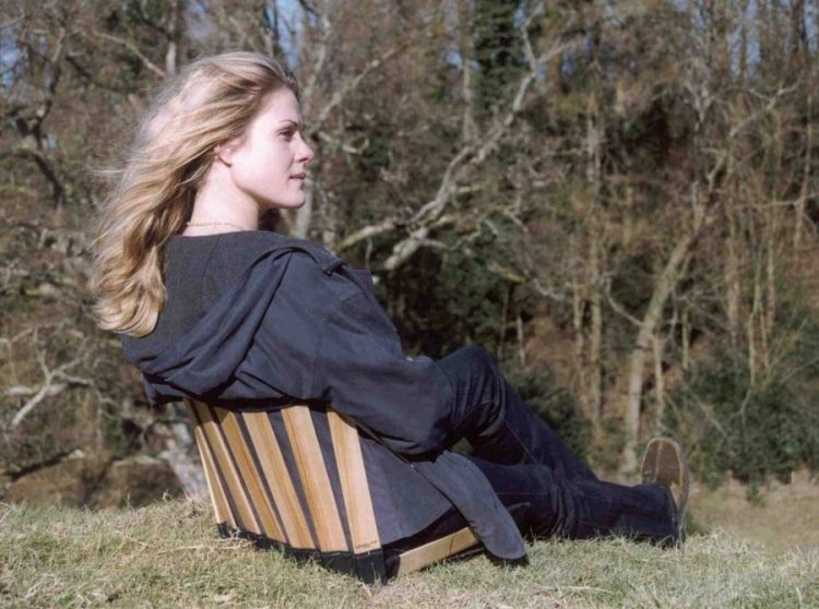 pohodlné sedenie aj vonku piknik-recepty-doplnky-ergolife-drevo-skladacia-stolicka-jednoduche-funkcne