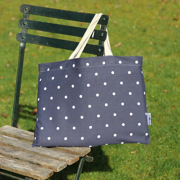 je praktické, ak môžete celú deku zabaliť do malého látkového vrecúška piknik-recepty-príslušenstvo-deka-bodky-tmavomodrá-biela-taška-látka-trávnik