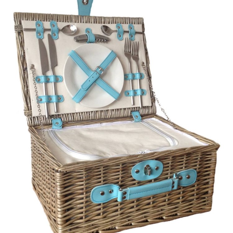 štvorcový piknikový kôš so všetkým, čo potrebujete piknik-recepty-doplnky-modré-dvojčlenné-príbory-riady-zips