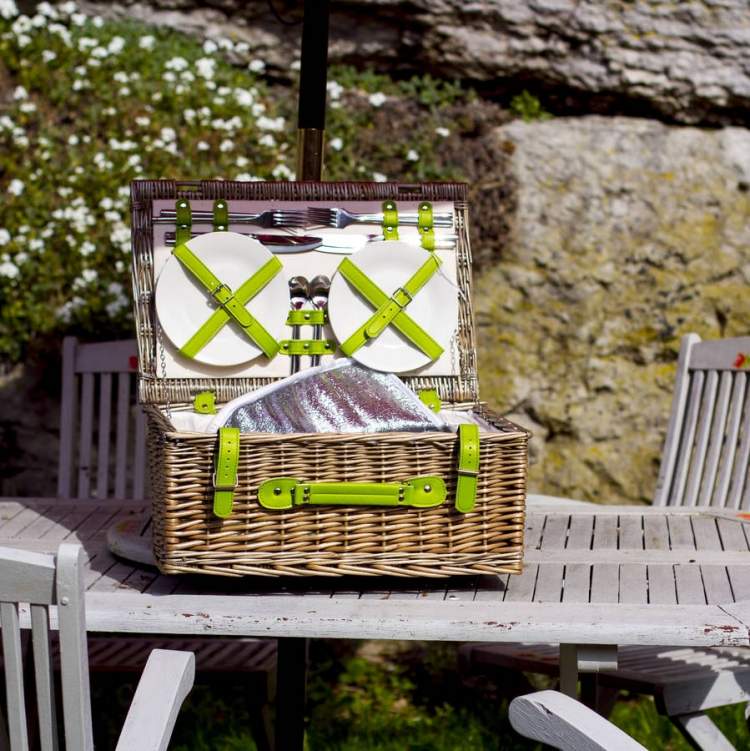 hranatý ratanový kôš s príslušenstvom pre dve osoby piknik-recepty-doplnky-ratanový kufor-košík-príbory-riady-pre dve osoby-zelené