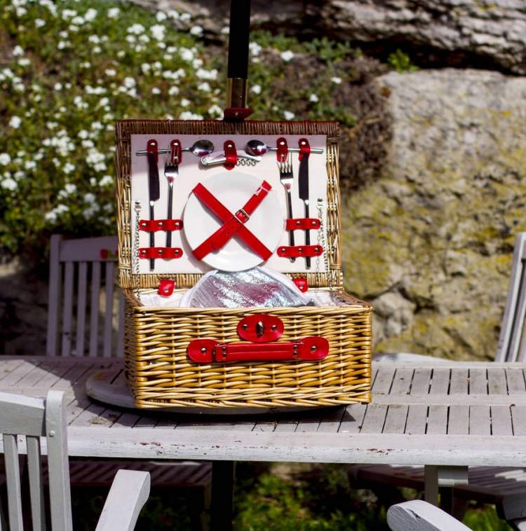 klasický variant na piknikový kôš piknik-recepty-doplnky-farebné-vrkoče-ratan-červené-príbory-riady-dvaja ľudia