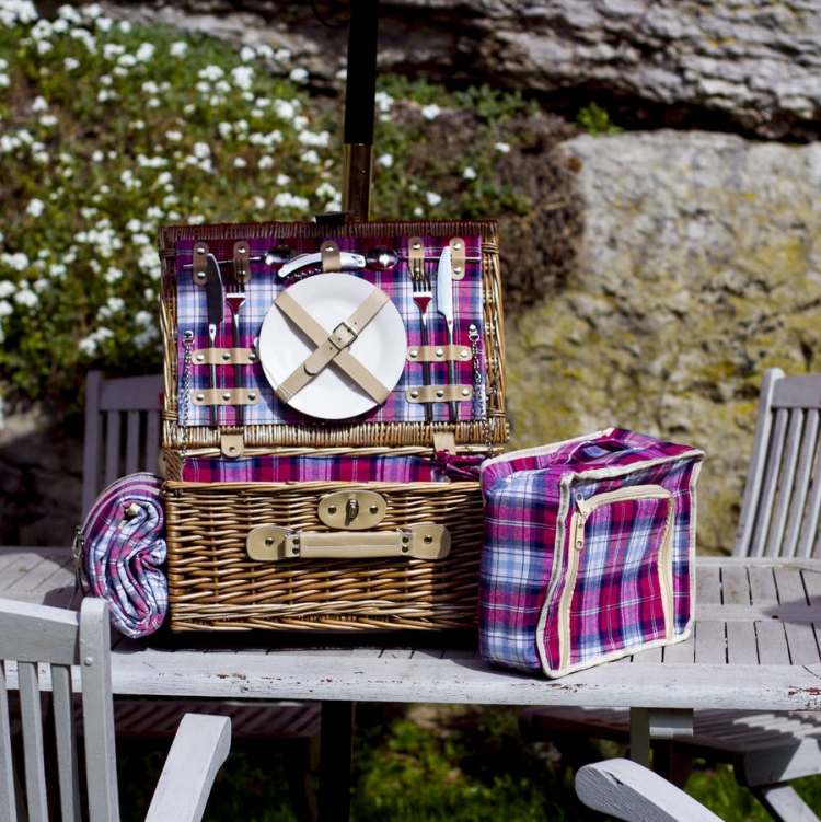 Piknikový kôš s dekou, riadom, príborom a chladiacou taškou piknik-recepty-príslušenstvo-košík-kufor-farebné-kárované-ratanové-funkčné-príbory-deka-chladiaca taška