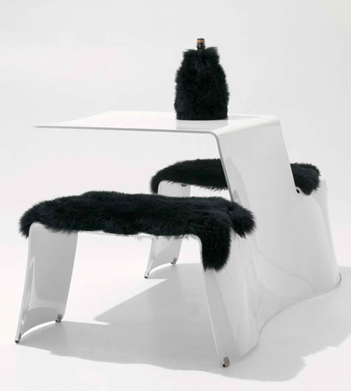 Kombinovaná lavica a piknikový stôl s kožušinami