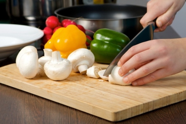 Krájanie húb-varenie zdravých receptov na chudnutie