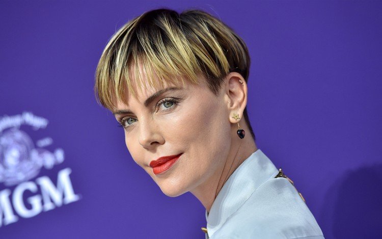 Účes hlavy šampiňóna s krátkymi vlasmi Charlise Theron