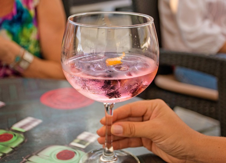 Bomay Gin Ružové ružové koktaily Campari Milano recept