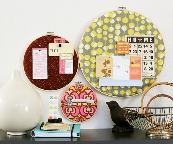 Tabuľa v domácej kancelárii, okrúhly vyšívací rám, malé farebné látkové poznámky