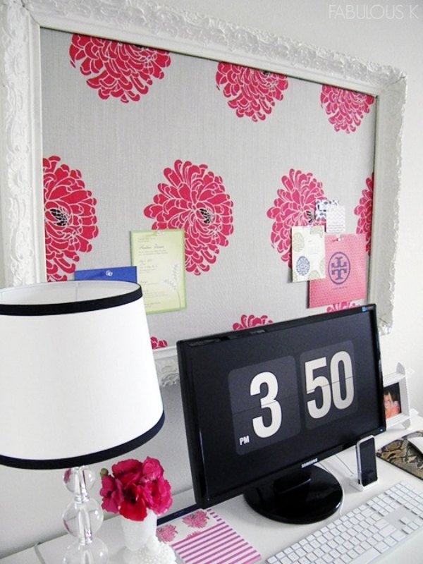 Pinboard v dekorácii domácej kancelárie kvety biely rám obrazu