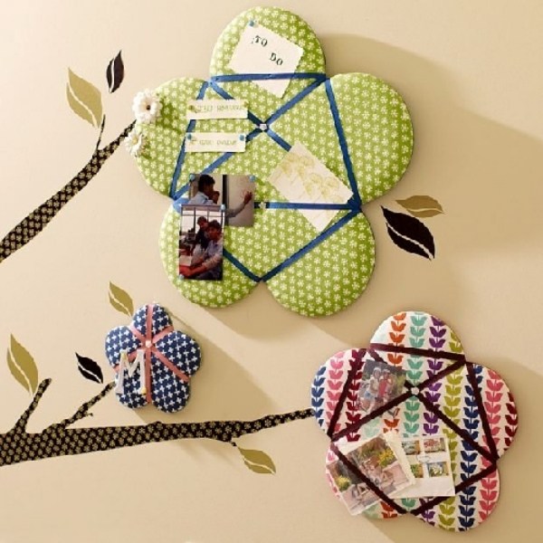 Pinboard v domácej kancelárii nástenné dekorácie kvety fotografie