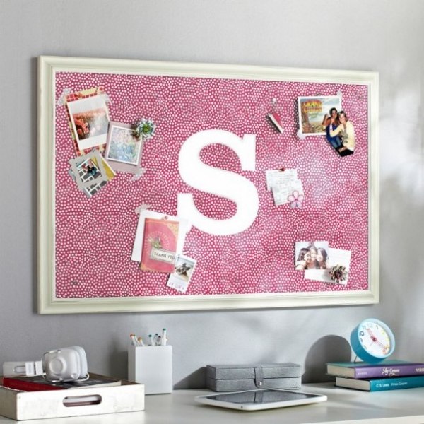 Poťah z korkovej textílie z nástenky v ružovom písmene