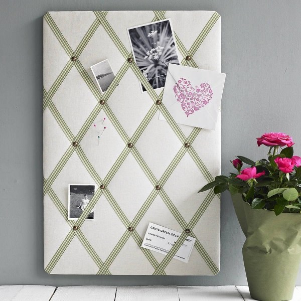 Pinboard v domácej kancelárii pripína obdĺžnikové fotografie