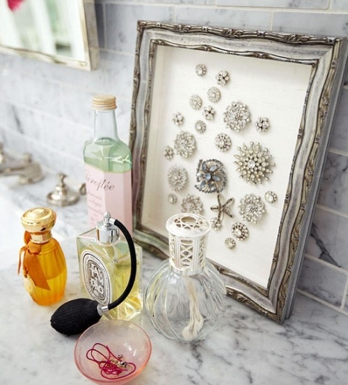 DIY nástenka s rámovými brošňami strieborná