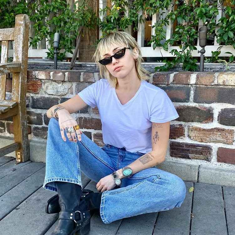 Trendy v strihoch krátkych vlasov Miley Cyrus Pixie Cut 2021