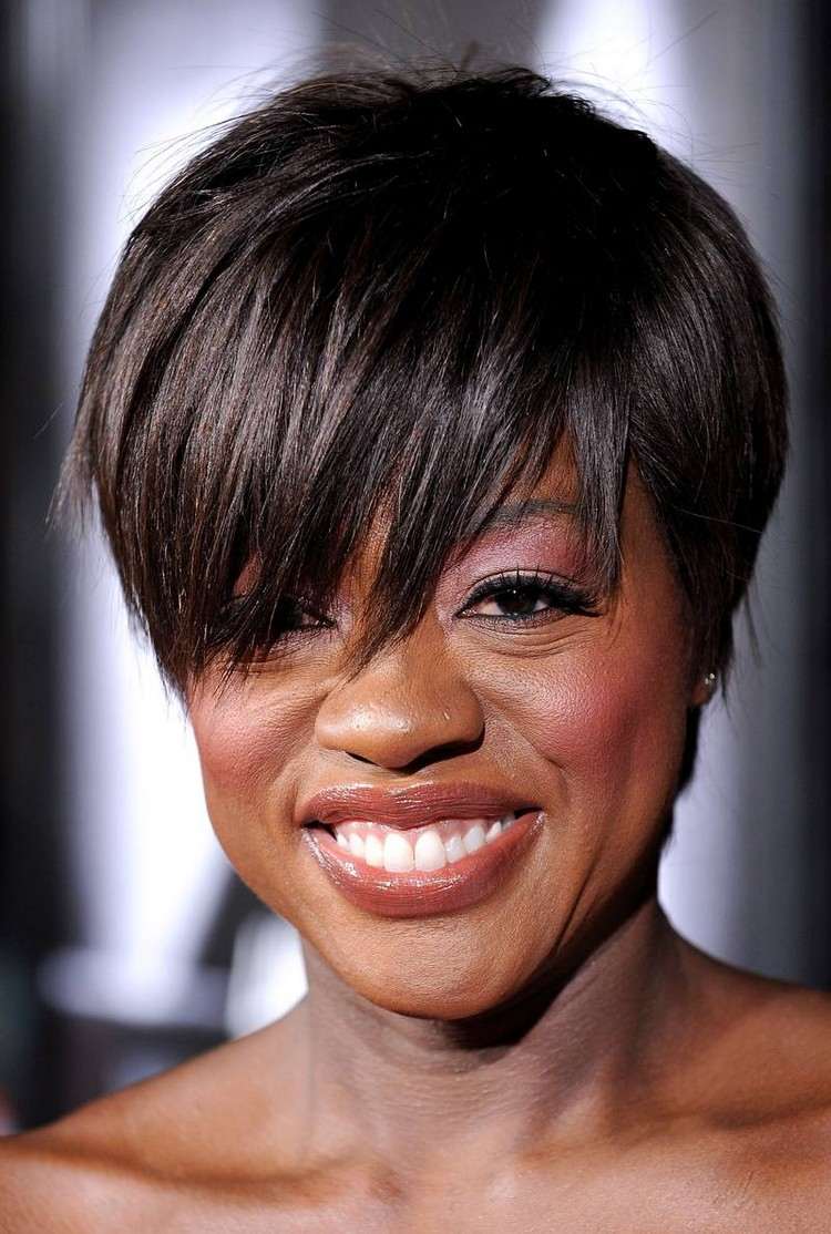 Krátke účesy s ofinou, strih Pixie, ženy nad 50 rokov