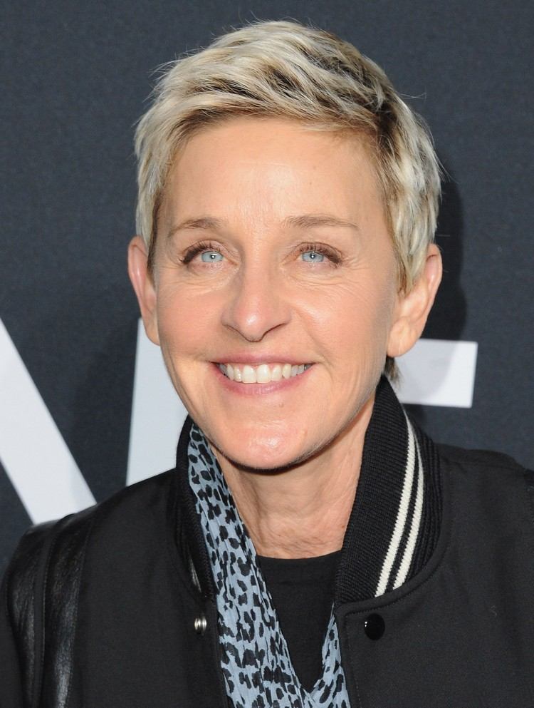 Zo šedých vlasov vyrastajú ženy staršie ako 50 rokov