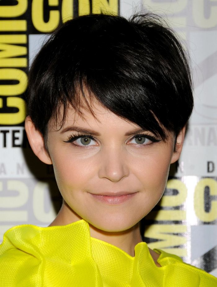 Účes bob štýlový dámsky účes pre každodenný život Pixie-Cut-Účes-čierne-oko-make-up-jednoduchá-očná linka