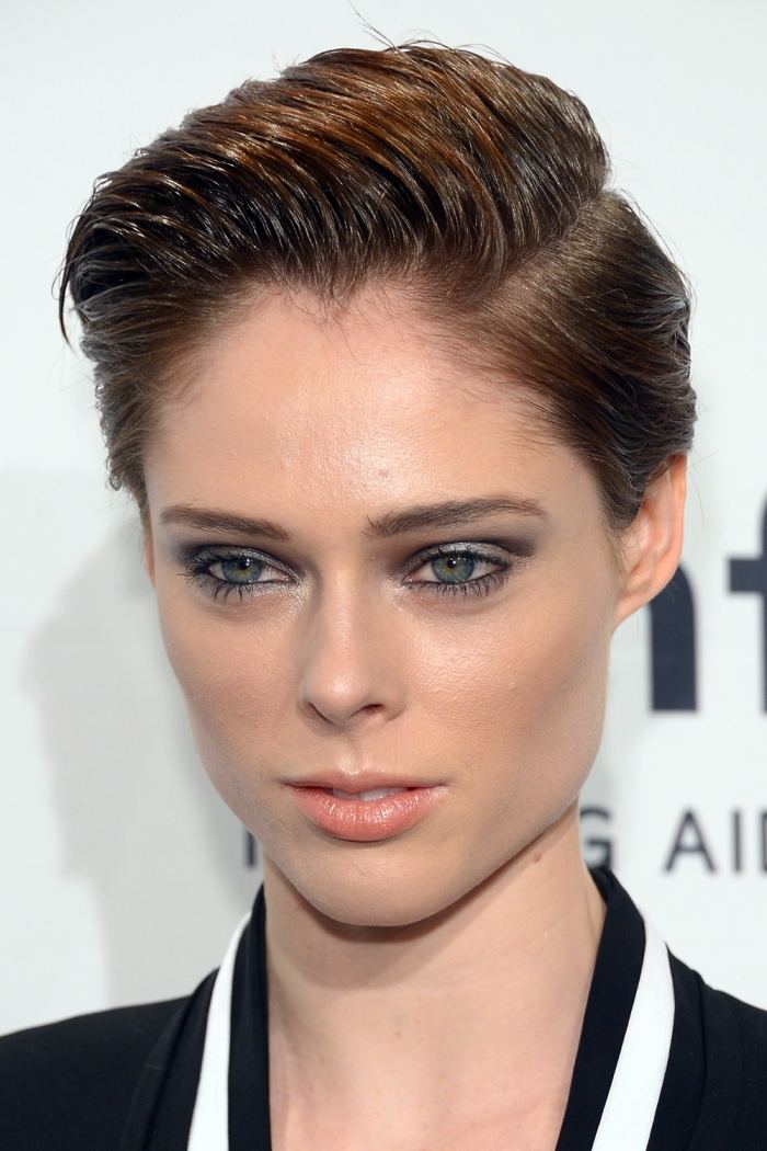 Pixie strih účesu s bočným delením česaný a nagélovaný coco-rocha-pixie-cut-účes-hairstyling-krátky účes-gél