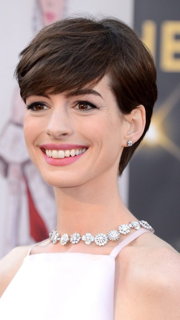 Nápady na úpravu vlasov pre ženy s krátkymi účesmi a ofinou Hairstyling-anne-hathaway-pixie-cut-účes-s-pony-oscarom