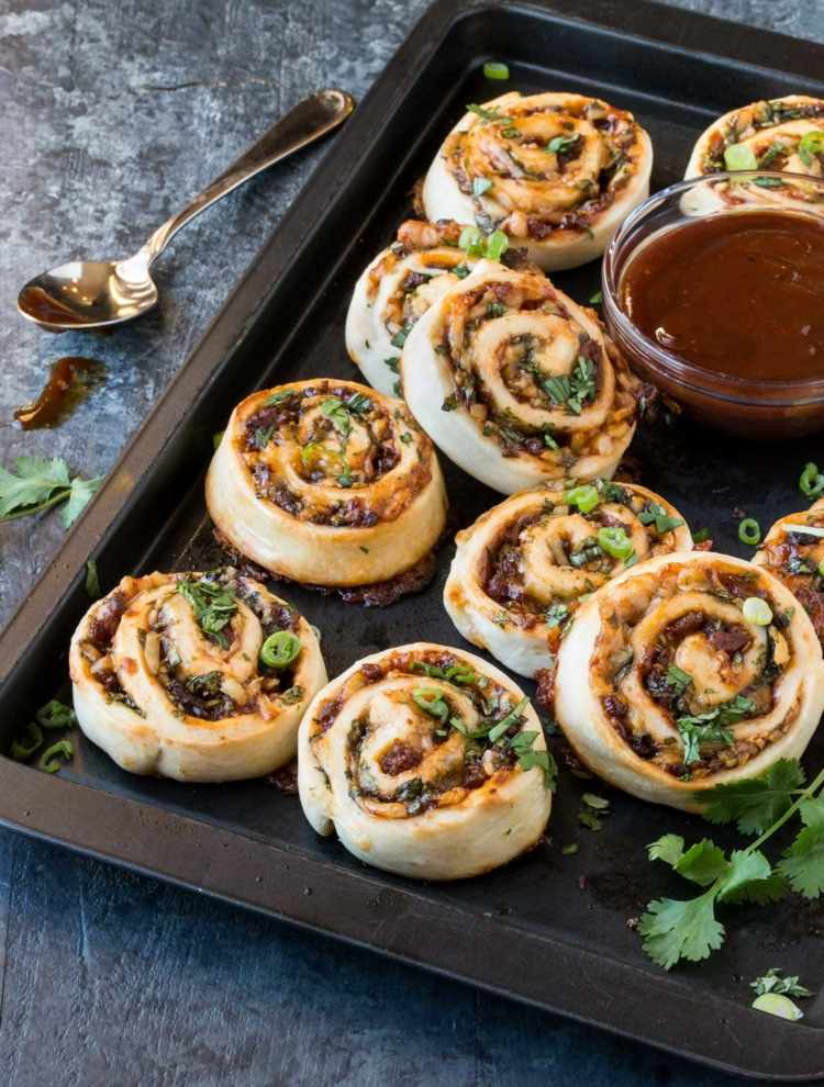 BBQ syr choriso recept rožky na pizzu hotové