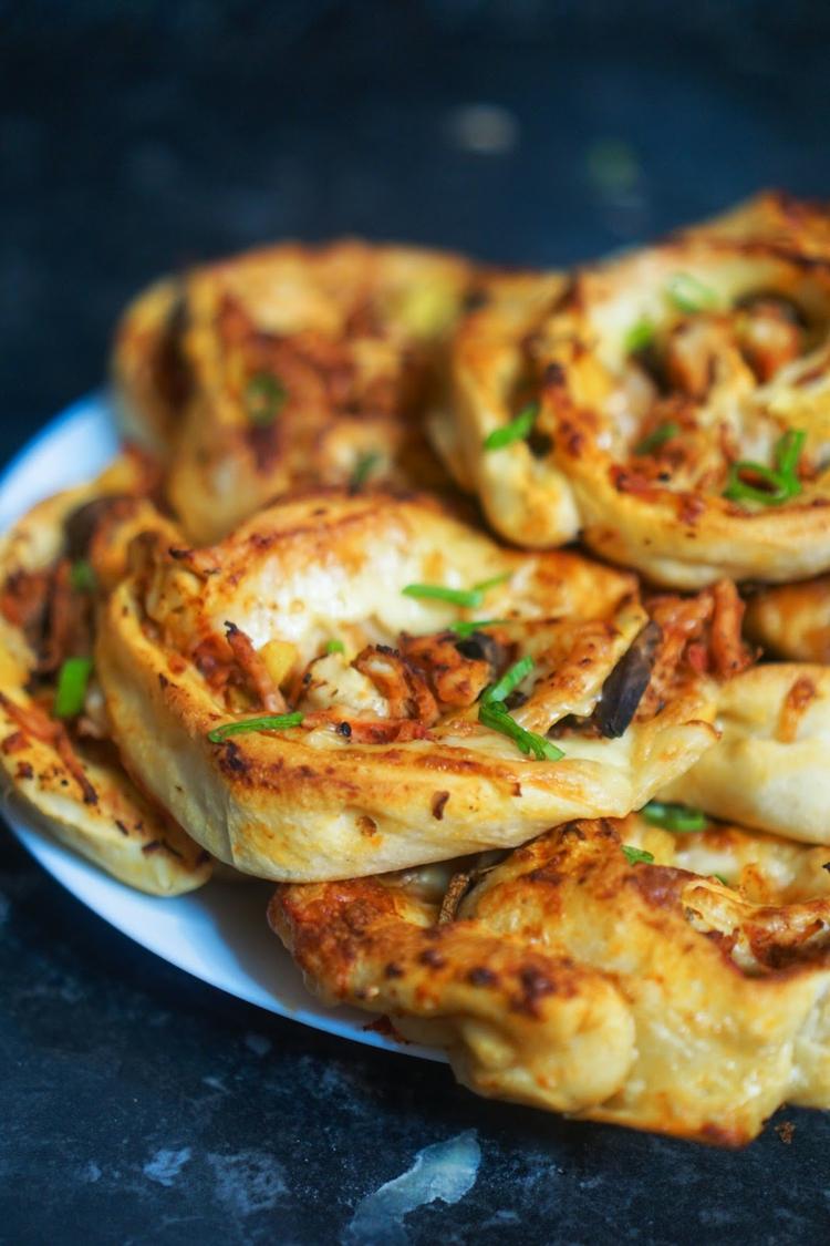 kvasnicové cesto pizza rolky plnka kura tikka masala