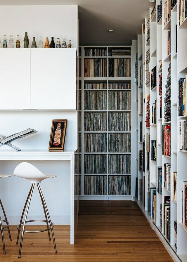 Nástenné police, knihy, drevené podlahy, barové stoličky